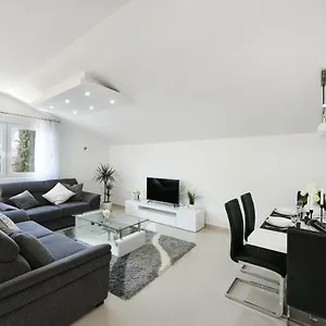 Apartment Monika - Private Terrace & Parking, Zadar